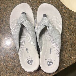 Clarks Cloudsteppers Arla Glison flip flops sandals 8M gray